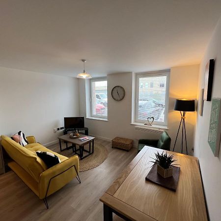 Modern 2 Bedroom Apt Sleeps 6 - Near Gloucester Exterior photo