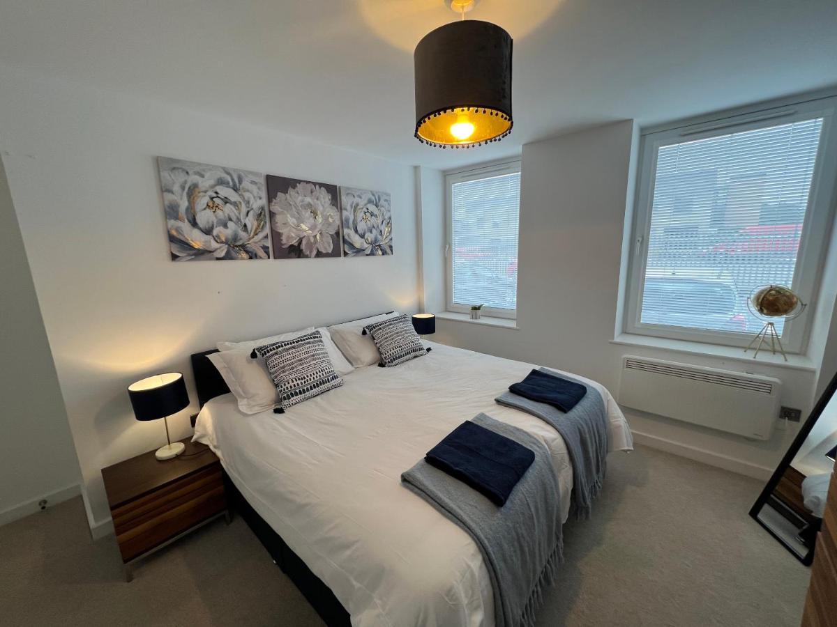 Modern 2 Bedroom Apt Sleeps 6 - Near Gloucester Exterior photo