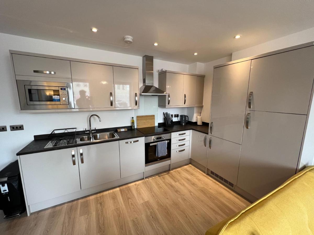 Modern 2 Bedroom Apt Sleeps 6 - Near Gloucester Exterior photo